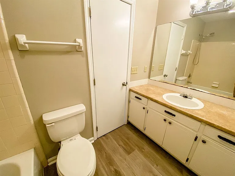 1104 Green Tree Ct #E — Photo 12