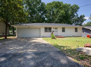 1253 S Belcrest Ave, Springfield, MO 65804