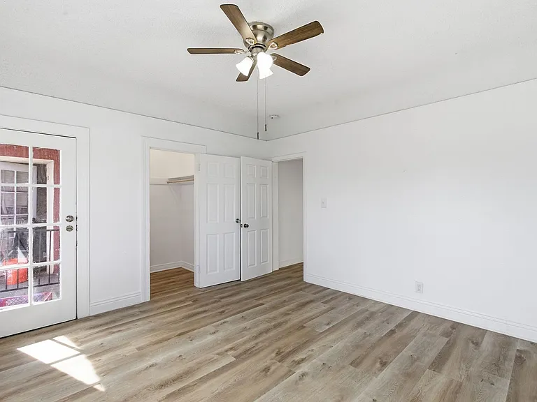 707 W 48th Street — Photo 17