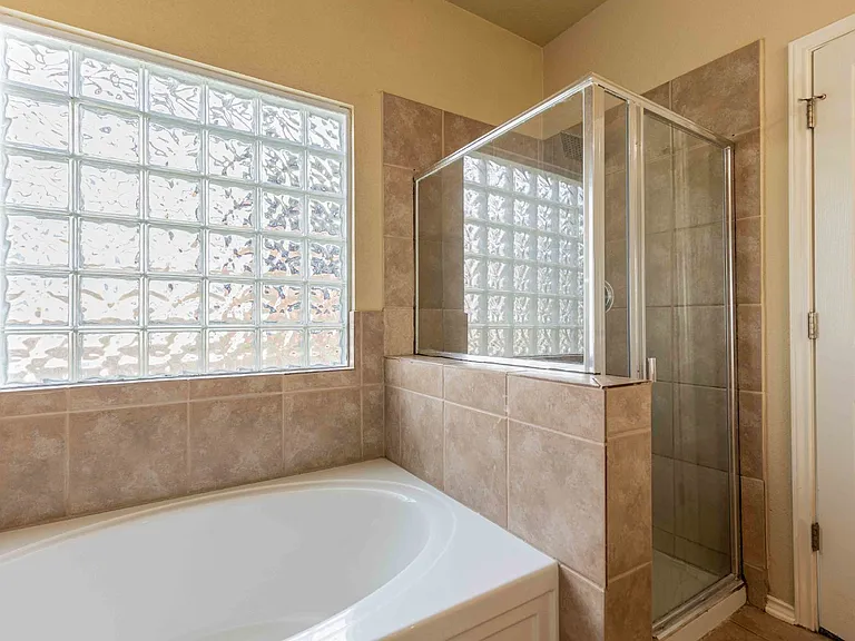 906 Ashbury Blf — Photo 22