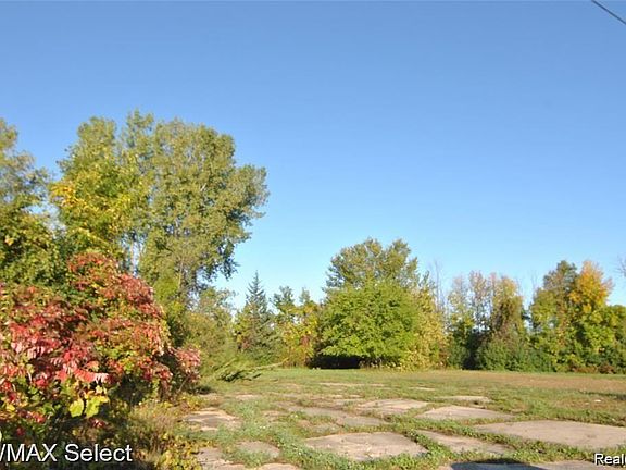 2nd image of 6483 Bay Rd