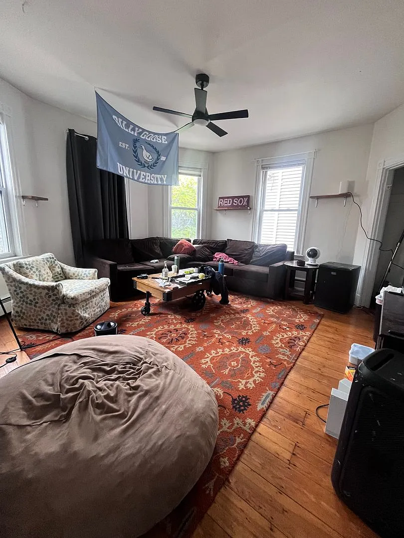 Large 5 Bed / 2 Bath Mission Hill Apartment w/ In-Unit Laundry — Photo 2