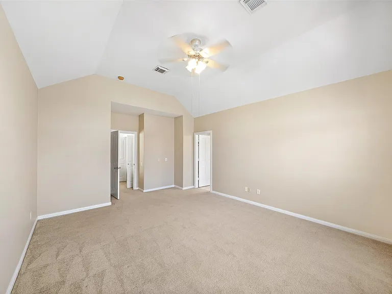 2406 Calumet St — Photo 9