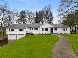 68 Iroquois Rd, West Hartford, CT 06117
