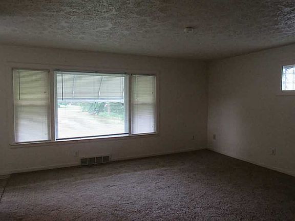 3rd image of 4889 Ellis Ave