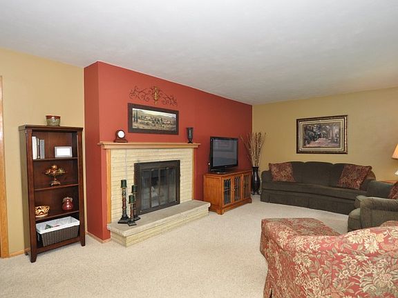 2nd image of 902 Lowell Dr