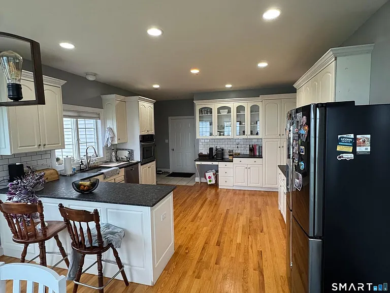 556 Hill St — Photo 11
