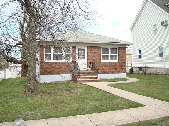 2nd image of 133 Ravenhurst Ave