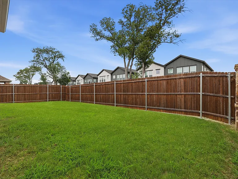1213 Birchwood Ln — Photo 32