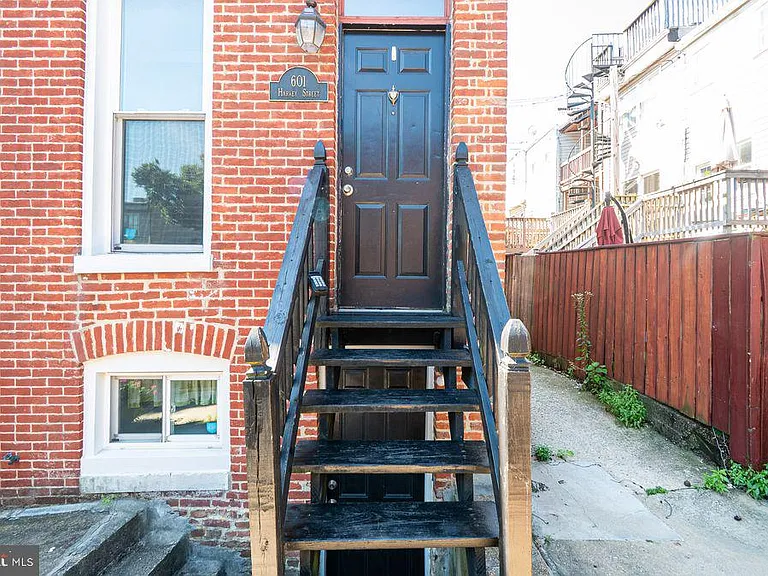 601 Harvey St — Photo 2