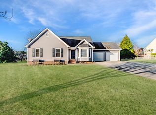 1304 Trotter Bluffs Dr, Holly Springs, NC 27540