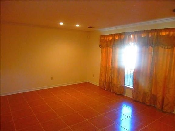 4th image of 4601 Camelot Dr