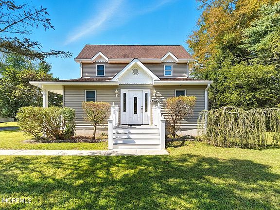 4th image of 102 Colts Neck Road