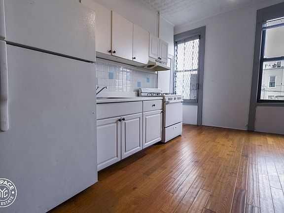 3rd image of 1345 Dekalb Ave APT 3r