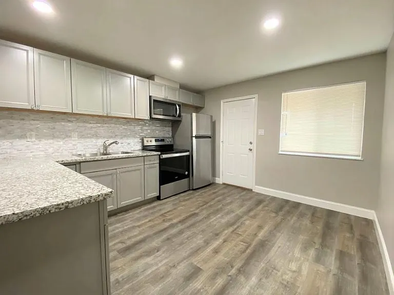 809 E Bellevue Rd — Photo 3