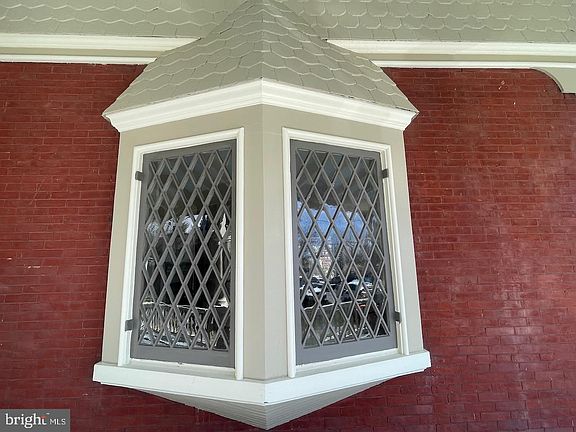 5th image of 1107 N Franklin St