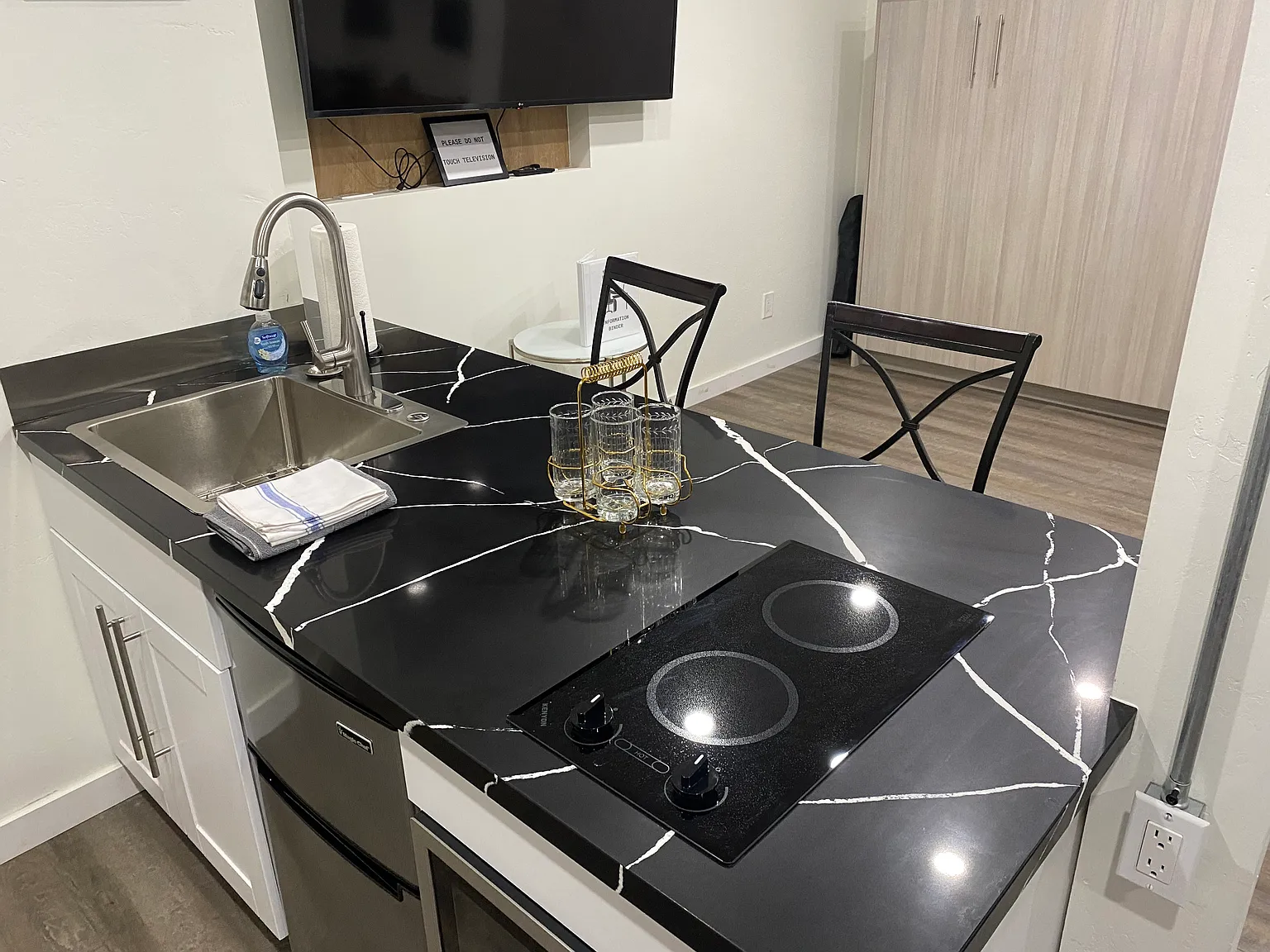 Studio, 400 sqft, $2,100 — Photo 4