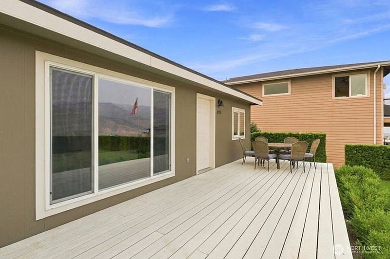 2nd image of 470 W Entiat Drive