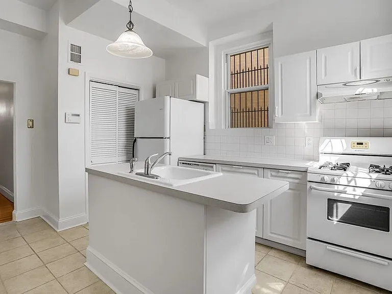 306 R St NW — Photo 17