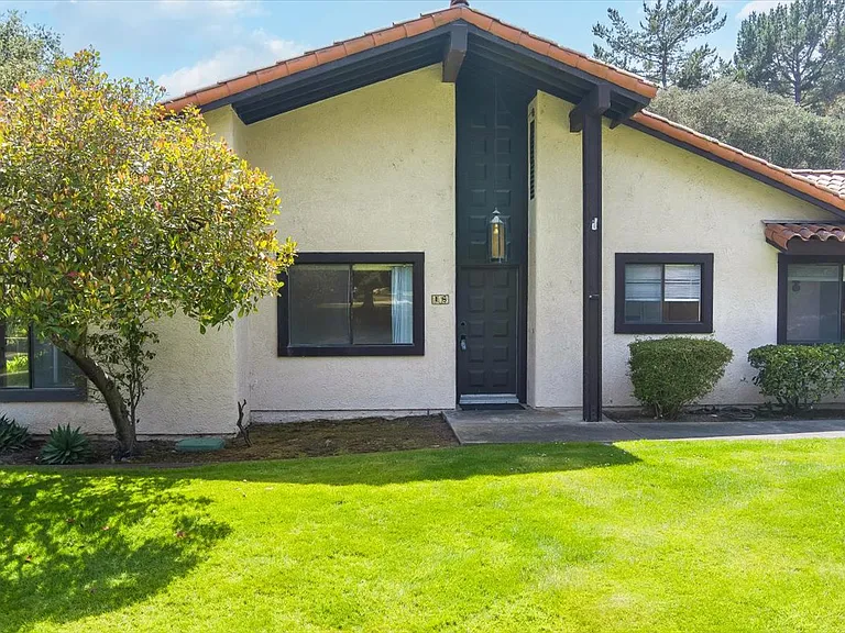 18 Stanford Cir — Photo 1