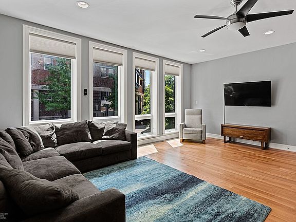 3rd image of 1008 N Larrabee St #1N