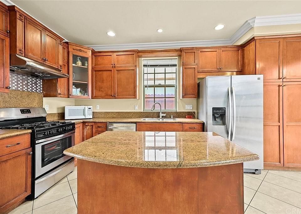 2nd image of 1469 S Palomares St
