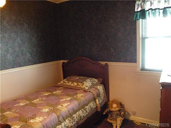 5th image of 147 Schiller St
