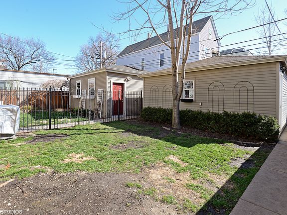 2nd image of 3251 N Leavitt St #1
