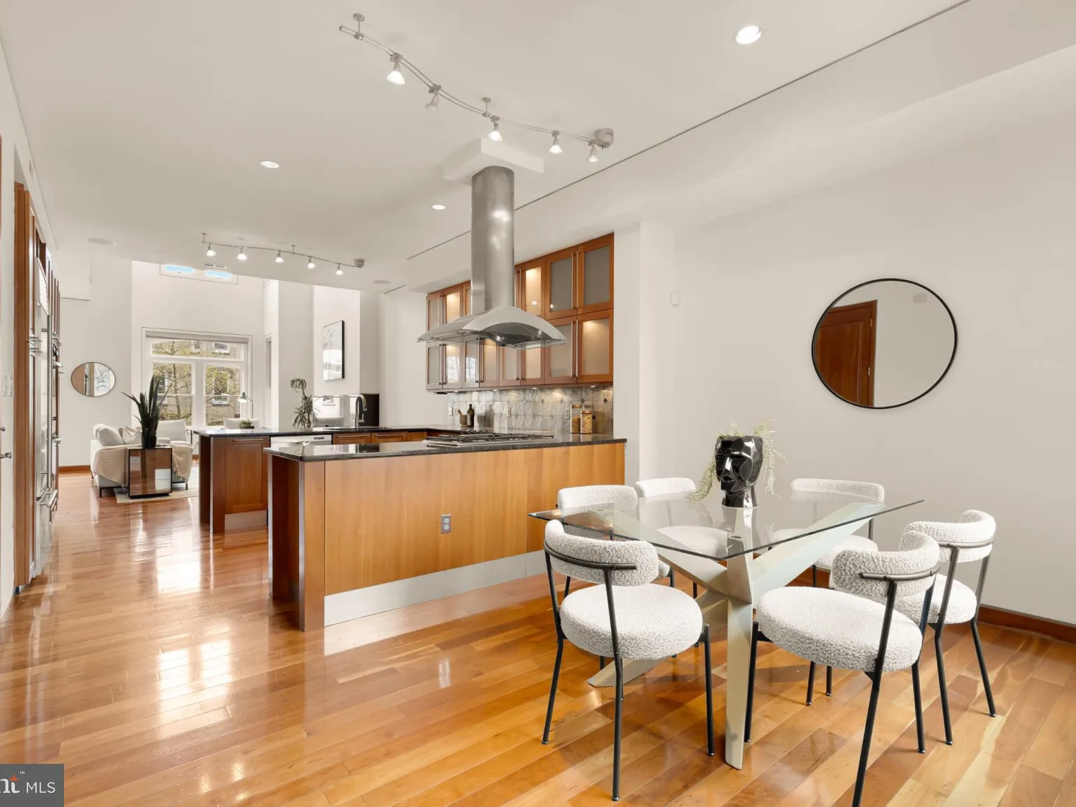 2 bed, 2.5 bath, 2400 sqft, $7,250 — Photo 2