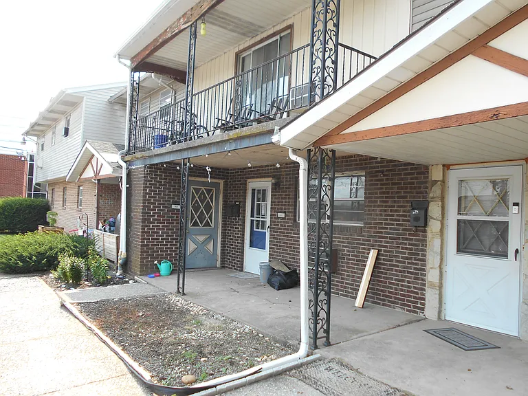 718 E 18th St #B10 — Photo 1