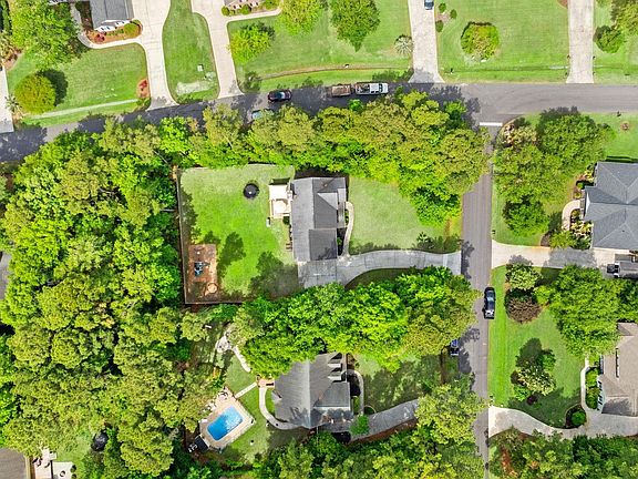 3rd image of 16 Riverbirch Ln.