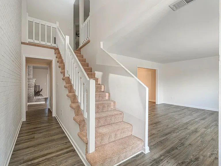 114 Harvest Dr — Photo 1