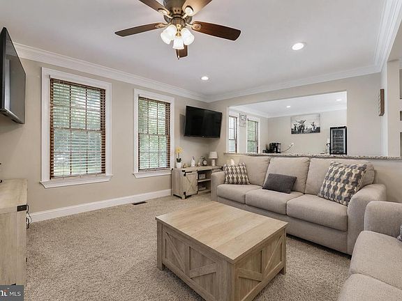 4th image of 22 Laura Ln
