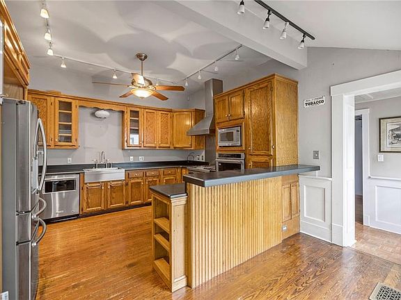 4th image of 725 E Charles St