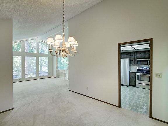 5th image of 12116 SE 46th Pl