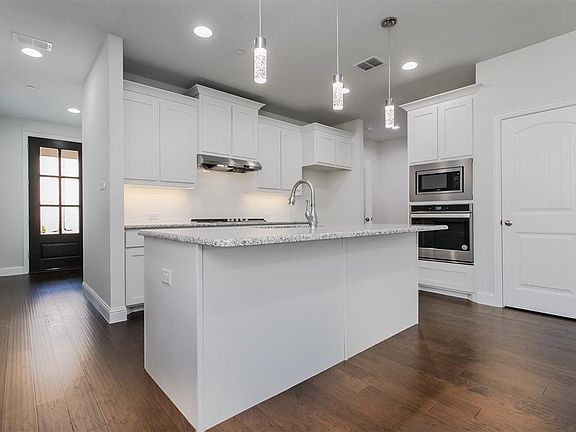 3rd image of 2904 Cedar Elm Dr