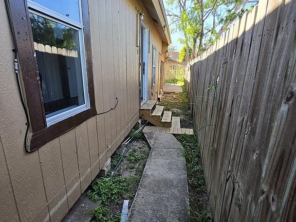 5th image of 504 W Washington St