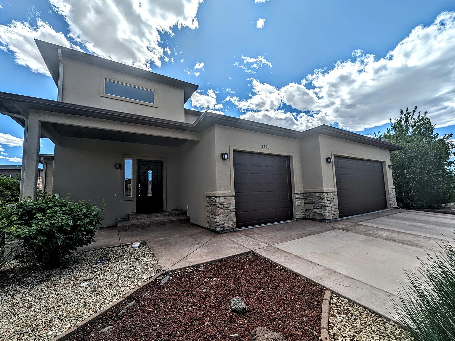 4 bed, 2.5 bath, 2400 sqft, $3,100 — Photo 2