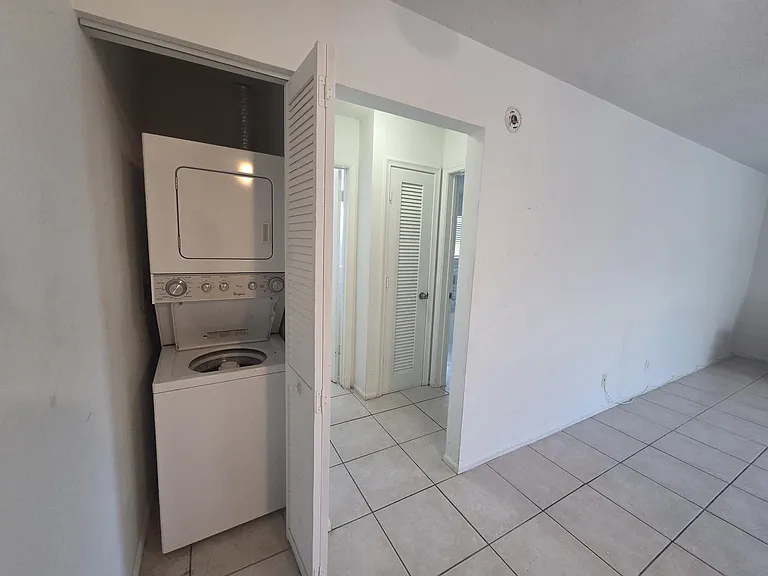 701 SE 15th St #12 — Photo 5