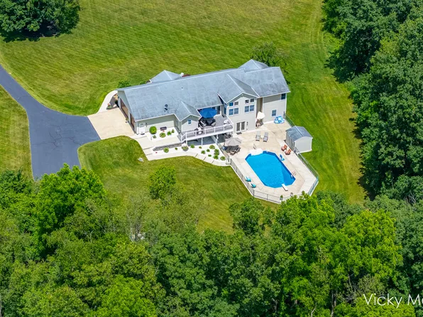 817 Pheasant Ridge Dr, Hastings, MI 49058