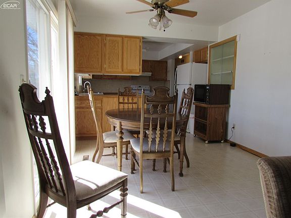 3rd image of 983 Lake Forest Dr