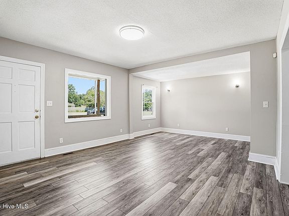 5th image of 810 W Country Club Drive