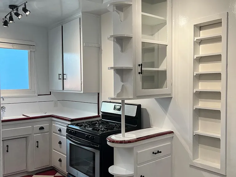 2269 N Beachwood Dr #202 — Photo 9