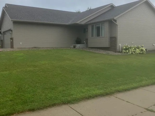 301 Grovebrook Ct, Mankato, MN 56001