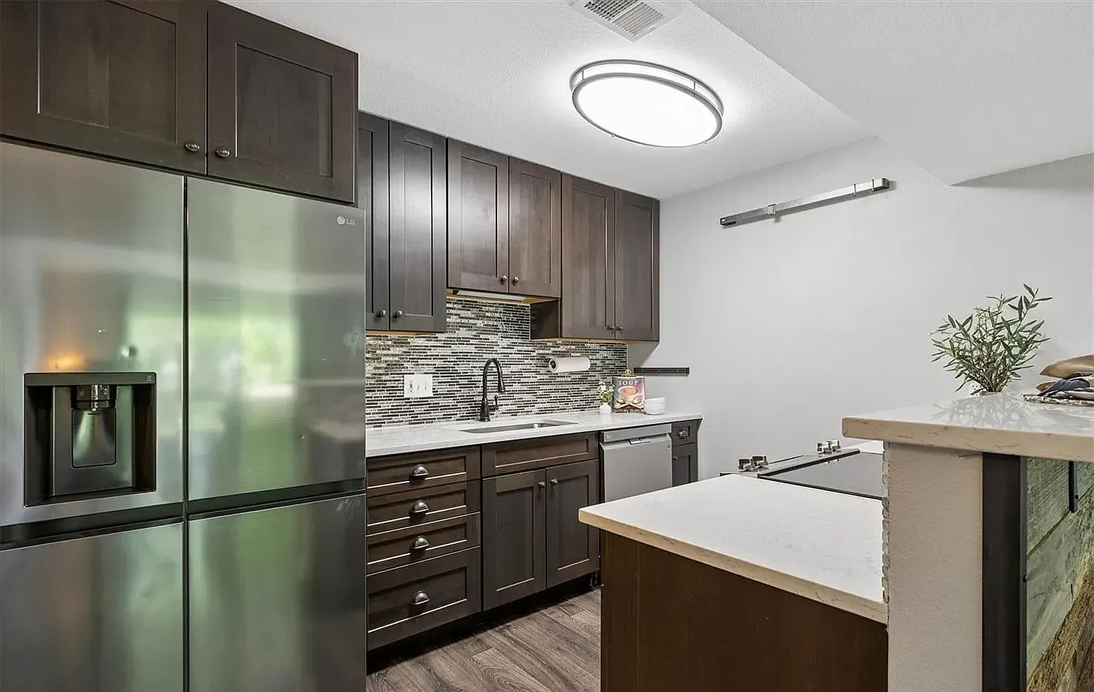 2 bed, 901 sqft, $2,100 — Photo 3