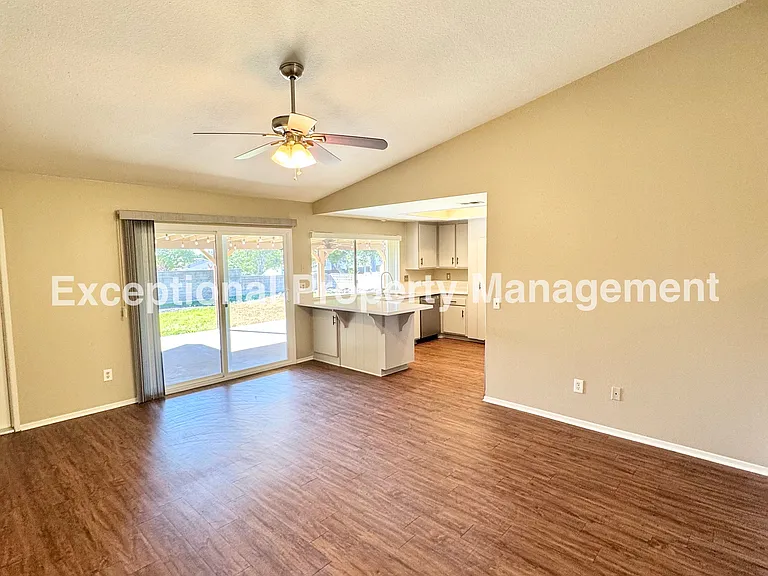 834 W 16th St — Photo 5