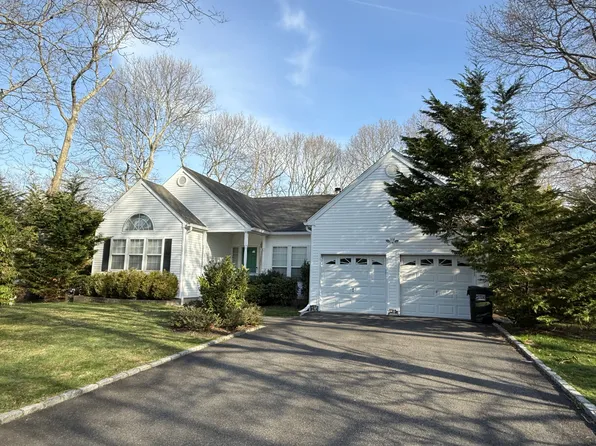 5 Wood Hollow Dr, Westhampton, NY 11977