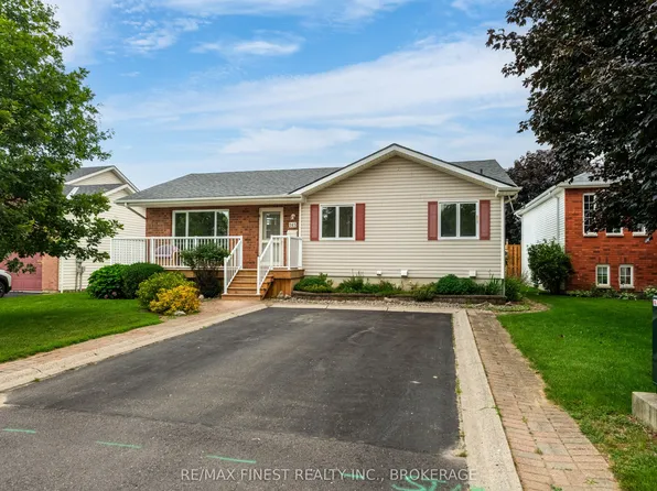 145 Elmwood Dr, Gananoque, ON K7G 1P2