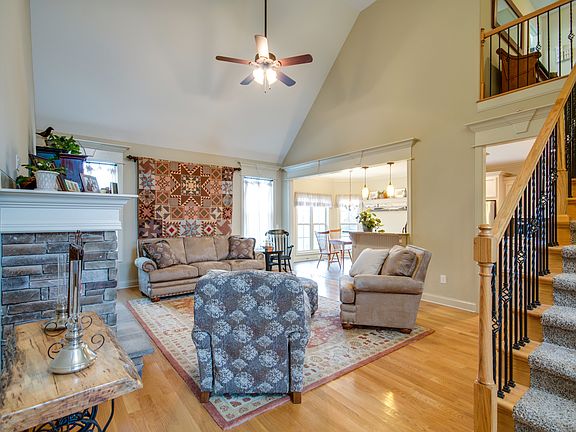 5th image of 617 Urlacher Dr