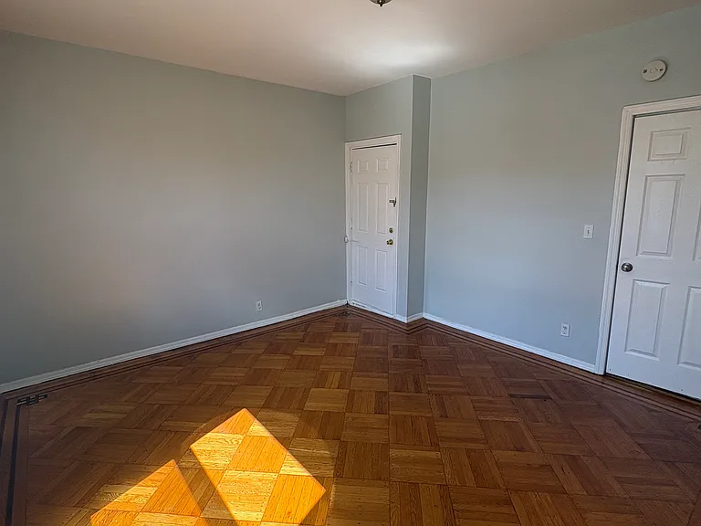 208 Howe Ave #2R — Photo 3